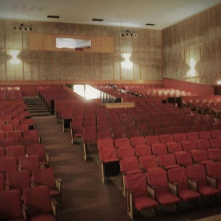 تسومب Backstage Theatre Room المظهر الخارجي الصورة