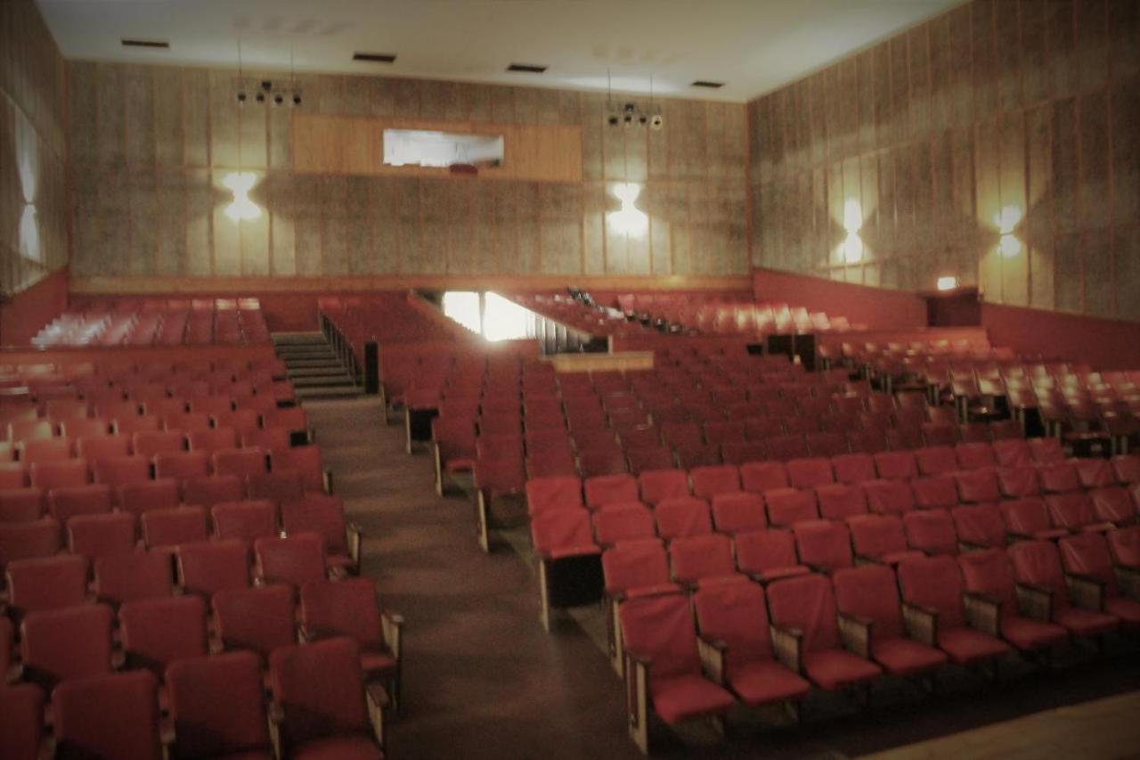 تسومب Backstage Theatre Room المظهر الخارجي الصورة